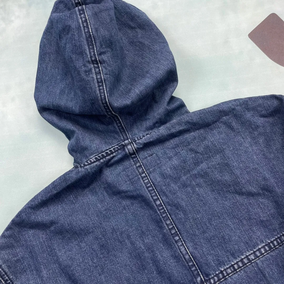 🅿️280 🔘Style number-KL251 🔘Cro heart𝐂𝐡𝐫𝐨𝐦𝐞 𝐇𝐞𝐚𝐫𝐭 25SS Sanskrit letter cross patchwork leather denim hooded jacket* Croixin’s designs are always eye-catching, and this new half-zip denim sweatshirt and hoodie is even more stunning! The simple blue and white color scheme is particularly refreshing, and the loose fit is super casual. It doesn't matter your figure, and looks good on anyone who wears it. Classic denim fabric with unparalleled texture. It is full of details, the leather logo is exquisite and luxurious, and the Sanskrit print adds a mysterious artistic atmosphere. Whether you are out on the street or hanging out with friends, this jacket can easily make you the center of attention. The matching suggestions are as follows: Casual sports style: wear a white or black pure cotton sports T-shirt underneath, and a pair of leggings sports pants, such as black or gray sweatpants. Put on a pair of sneakers, like Nike's Air Force 1 or Adidas' shell toe, and carry a simple backpack, which is full of energy and fashion. Street fashion style: Pair it with a pair of black or dark blue loose jeans, preferably with some holes or graffiti elements. Wear a short, colorful T-shirt from a trendy brand, such as a bright T-shirt from Stüssy. Put on a baseball cap, a pair of sunglasses, and a pair of high-top canvas shoes, such as Converse's high-top models, and you will instantly feel street fashion. Casual and lazy style: wear a loose white bottoming shirt and a pair of light-colored wide-leg pants, such as khaki or off-white. Wear a pair of casual mules or sneakers on your feet. The overall look is casual and lazy, perfect for going out or on vacation.  Size: S M L (46.48.50) Color: Blue
